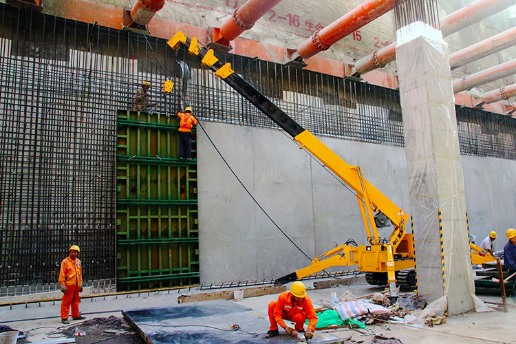 Spinnenkran auf der Baustelle